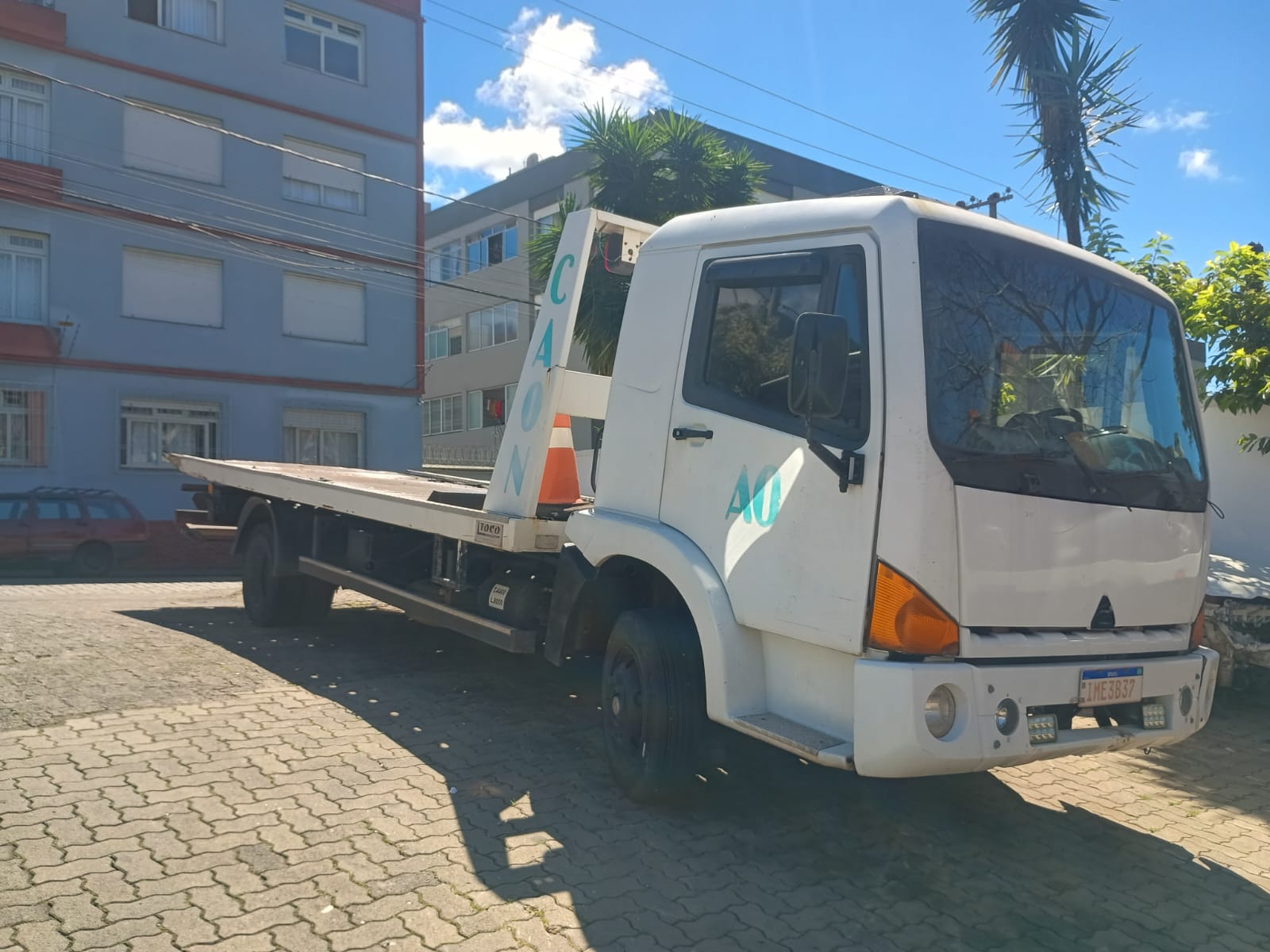 Veículo sendo atendido por guincho plataforma